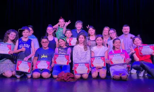 ALUMNOS ESCUELA MUNICIPAL DE TEATRO GRADUACION 2025 CON DAVID ARACIL