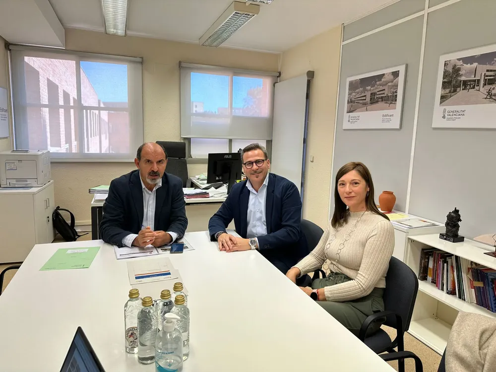 El Alcalde de Busot alejandro morant  se reúne en Valencia con el director general de infraestructuras educativas para conseguir un nuevo colegio 2024