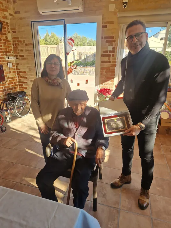 El Ayuntamiento de Busot felicita a D. José Durá Molines en su centenario alejandro morant alcalde 2023