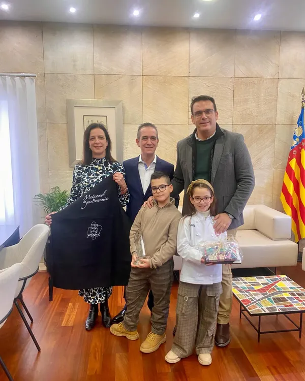 LORETO GANADORA MASTERCHEF JUNIOR CON ALCALDE RAFA GARCIA Y SUS PADRES Y HERMANO 2024
