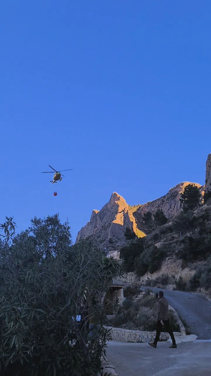 Incendio en Pla La Gralla en el Cabeçó d'Or de Busot 2023 HELICOPTERO
