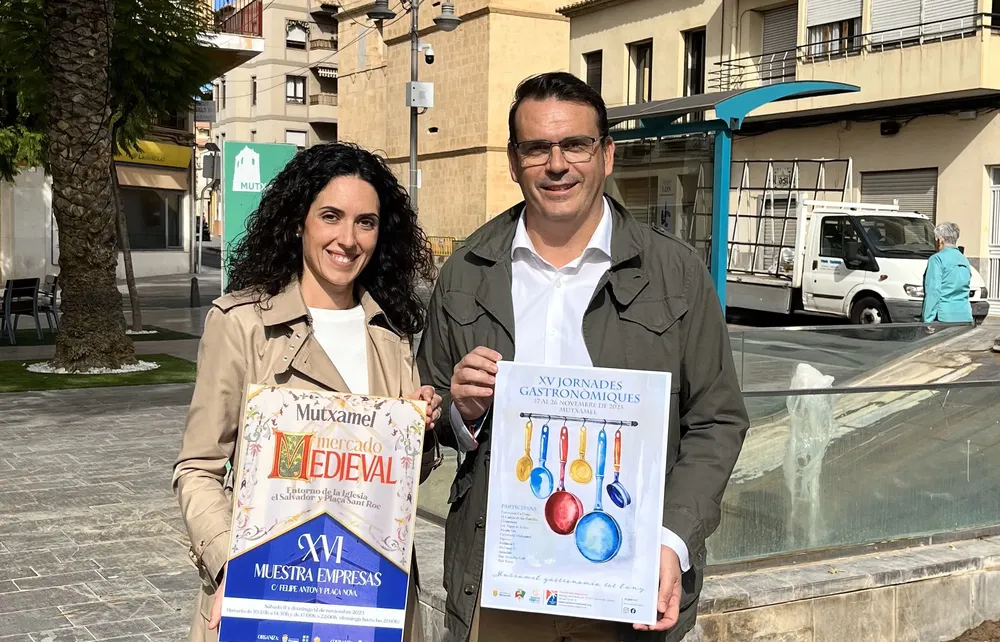 RAFA GARCIA BERENGUER Y FELICIA ARACIL CON LA CARTELERÍA DEL EVENTO