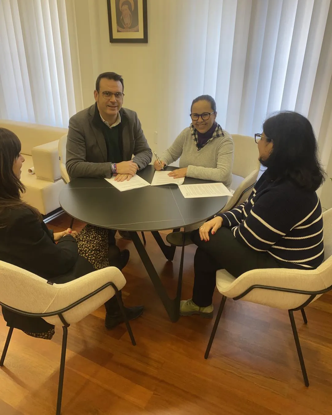 El Ayuntamiento de Mutxamel firma el convenio con la Mayordomía de San Antonio Abad 2024 mesa