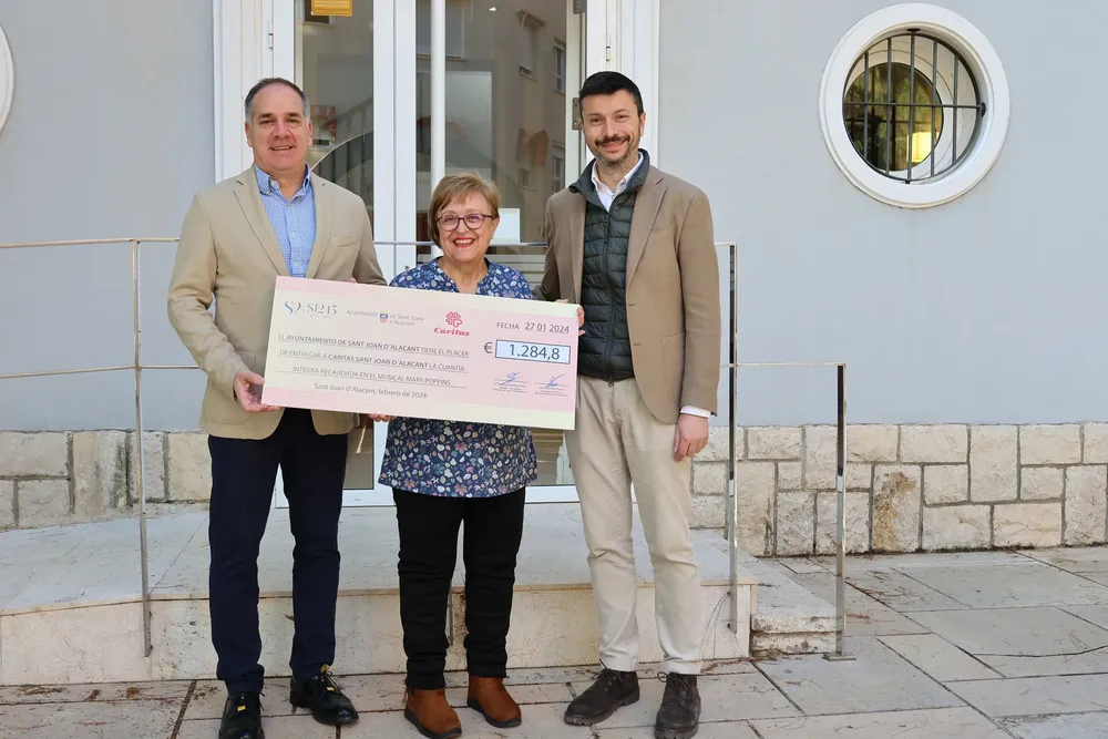 El Ayuntamiento de Sant Joan entrega la recaudación del musical Mary Poppins a Cáritas 2024 foto 2