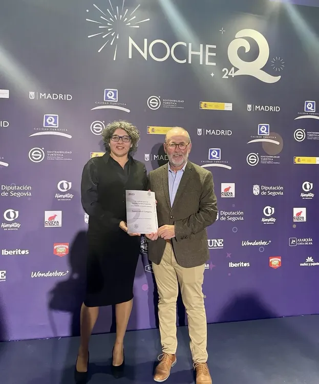 RECONOCIMIENTO Q S A CAMPELLO EN MADRID FITUR 2024 JUANJO BERENGUER Y MARISA NAVARRO