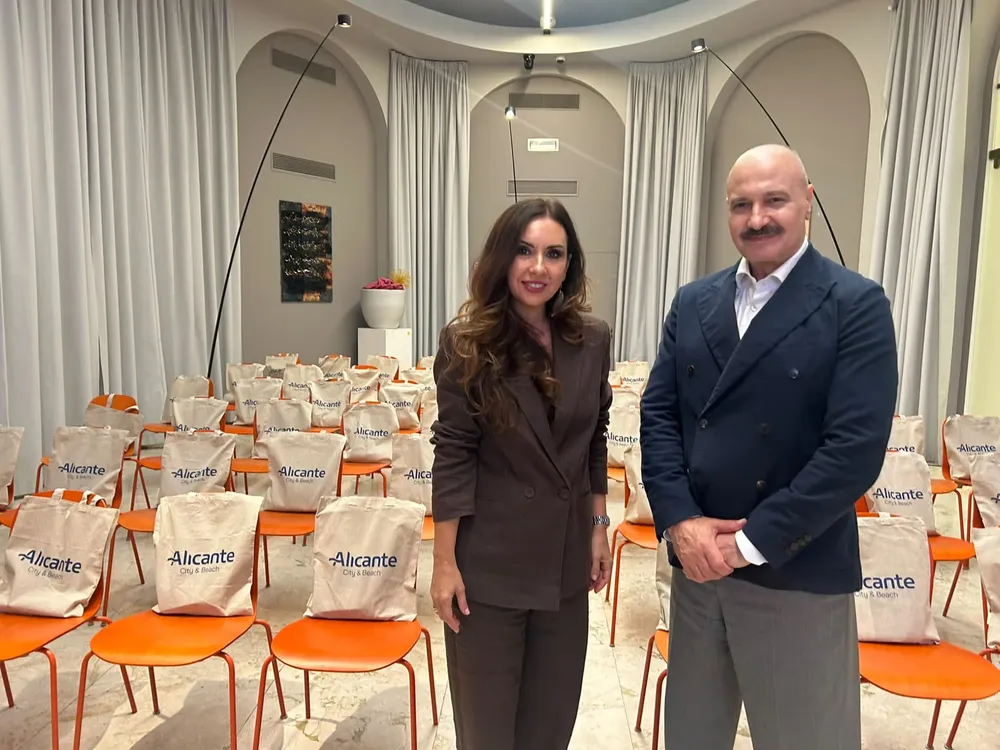 MILAN Jose Gutiérrez, de Turespaña  con la concejala de turismo de Alicante 2026