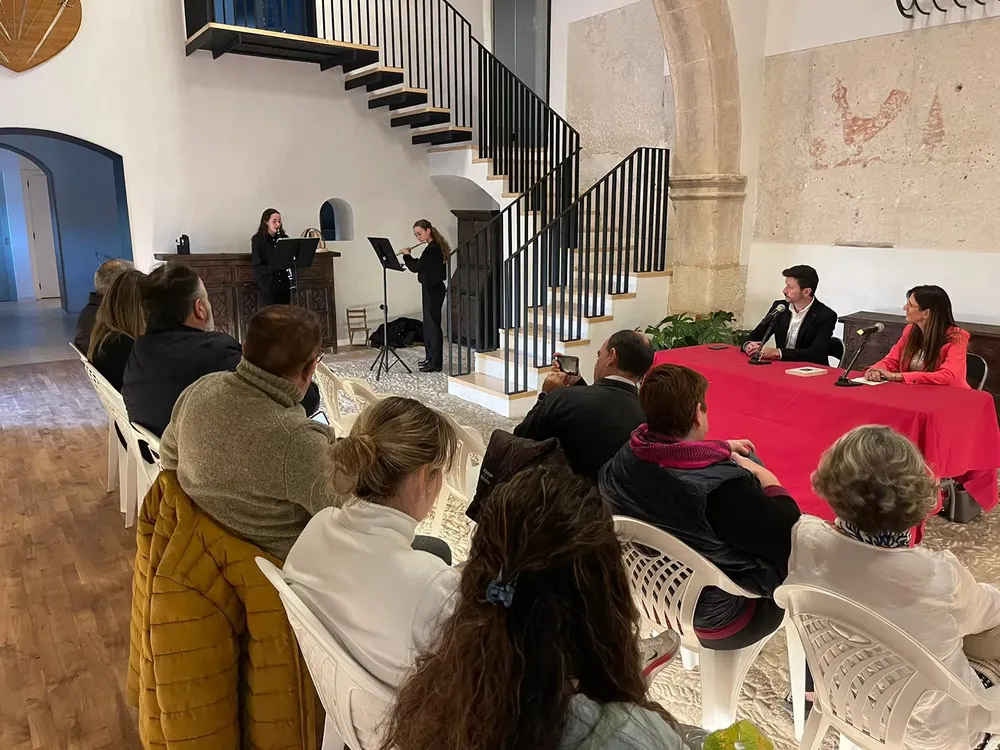 La benidormí Blanca Navarro presentó en Sant Joan su libro Al salir de Yad Vashem david aracil 2024