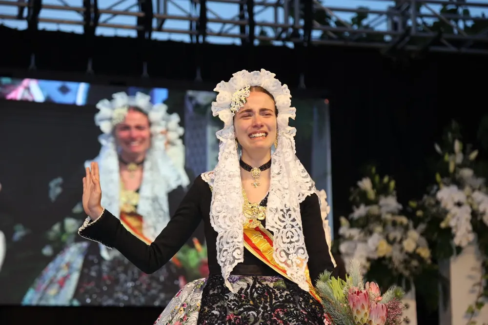 PROCLAMACION BELLEZAS Y DAMAS HOGUERAS SANT JOAN 2024 BELLEZA INFANTIL 2023 EMOCIONADA