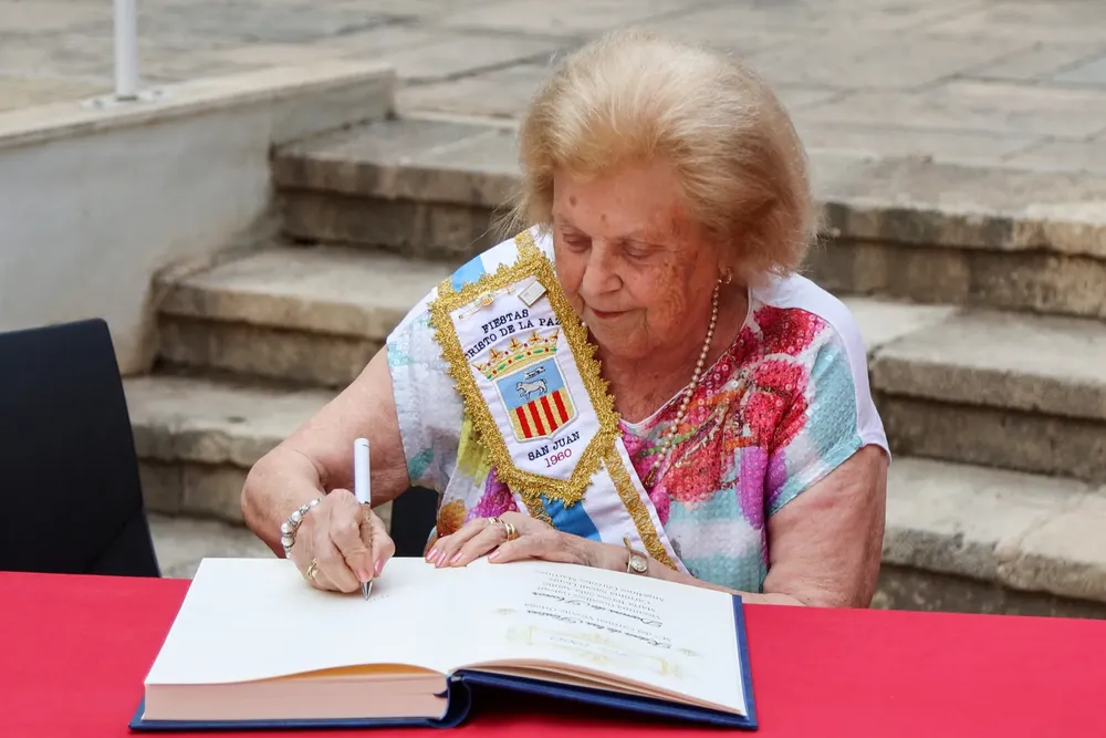 FIRMA LIBRO DE HONOR FIESTAS MAYORES 2024 FOTO 3