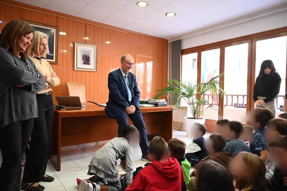 Alumnado rafael Altamira con el alcalde Juanjo Berenguer 2026