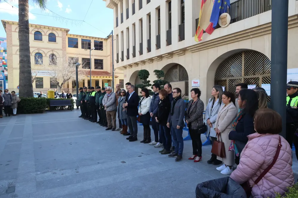 Sant Joan rinde un minuto de silencio por las víctimas del incendio de Valencia 2024 corporacion 2