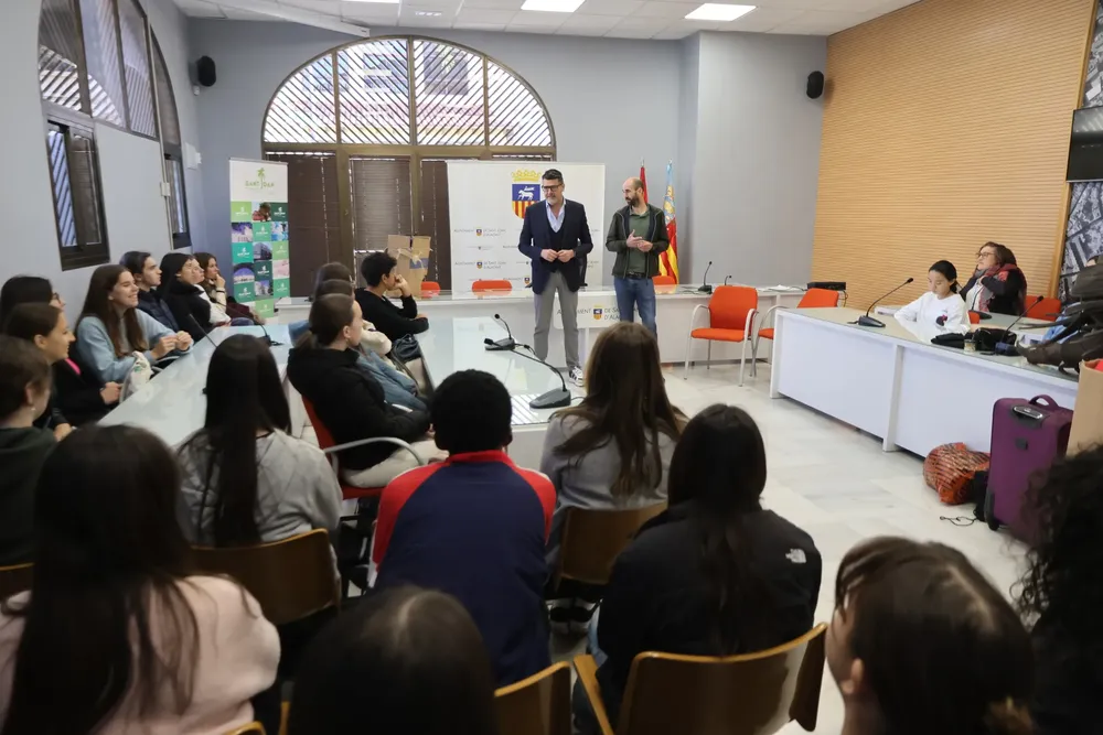 Intercambio de estudiantes franceses con alumnado del IES Luis García Berlanga VISITA AYUNTAMIENTO SALON DE PLENOS CONCEJAL NICOLAS LOPEZ 2023