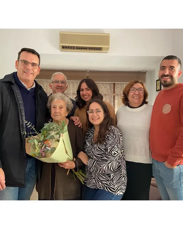maría Loreto Pastor Bernabeu Rebolica cumple 101 años 2023 alcalde rafael garcia berenguer y familia