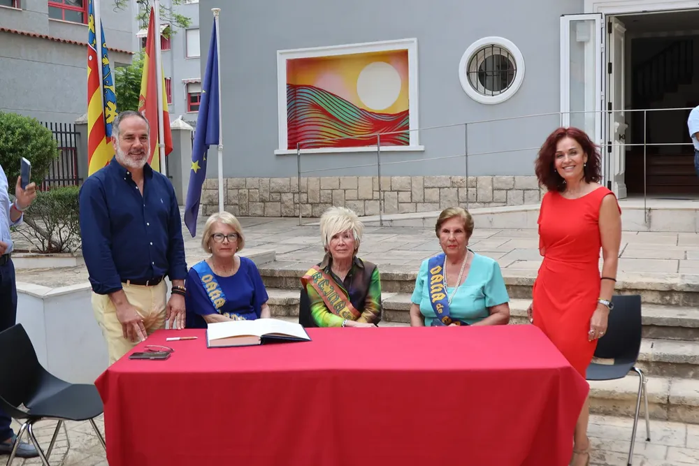 FIRMA LIBRO DE HONOR FIESTAS MAYORES 2024 FOTO 4