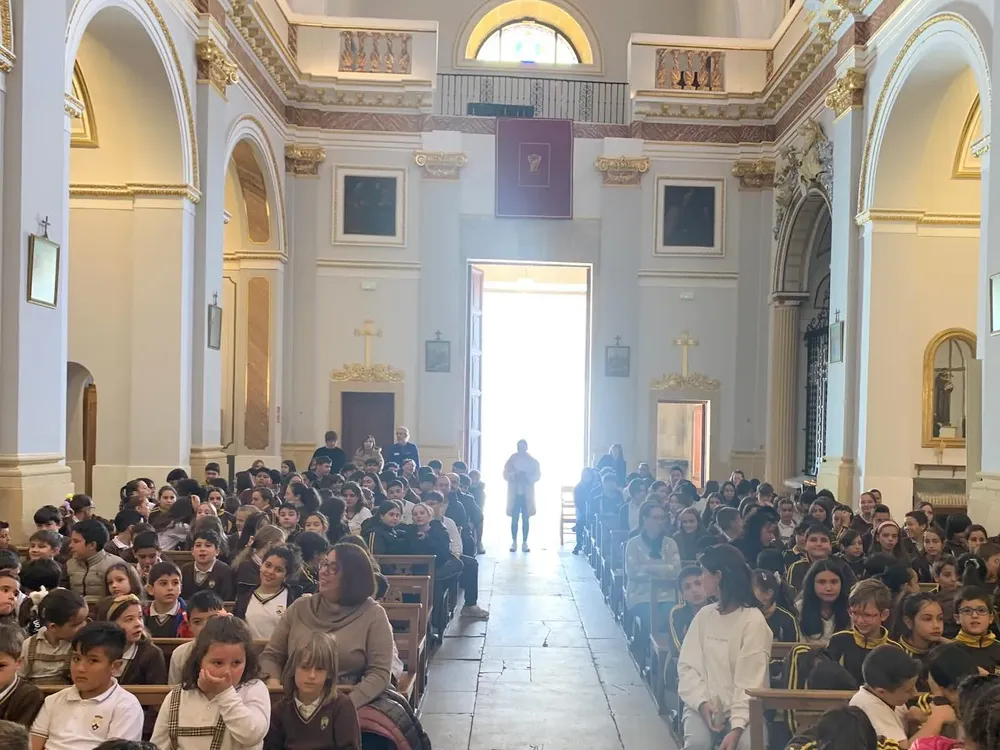 álex Úbeda Gadea y Lola Climent Caturla del Colegio Carmelitas protagonizan el pregón infantil  semana santa sant joan 2024 iglesia