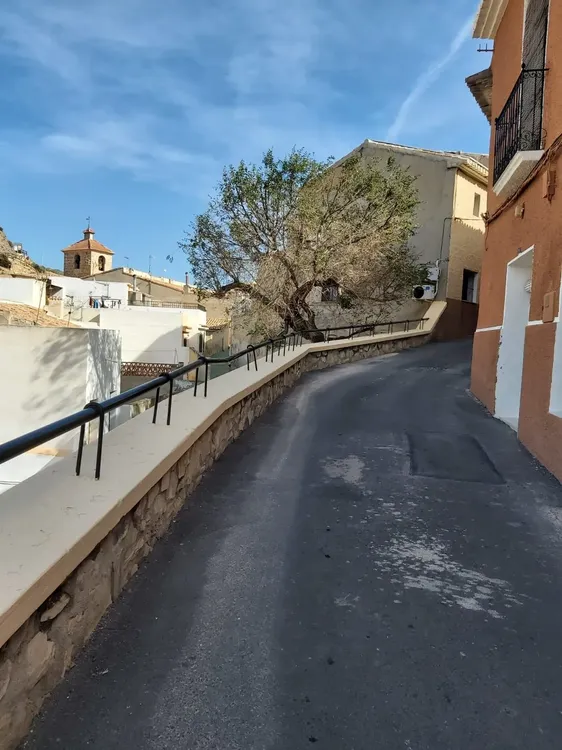 TRABAJO ADECUACION BARANDILLAS BUSOT 2024