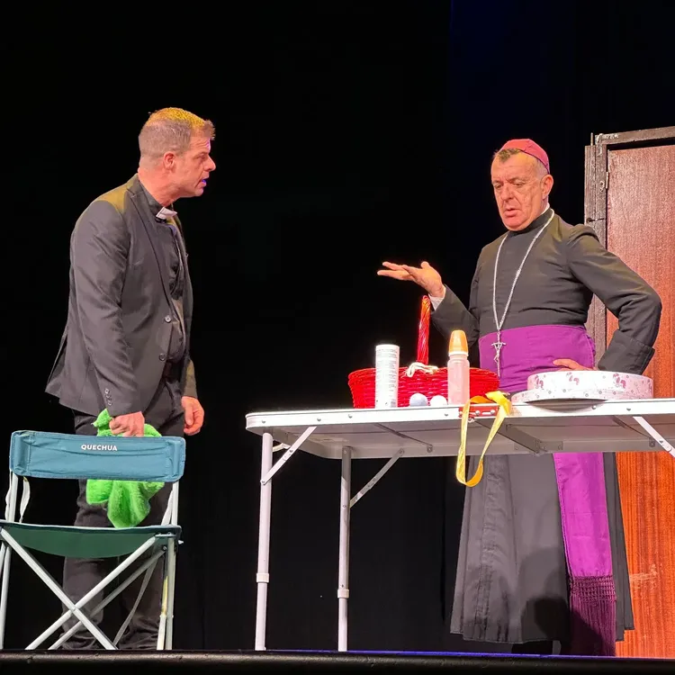 DOS HOMBRES EN PIJAMA DE CUADROS SANT JOAN 2026