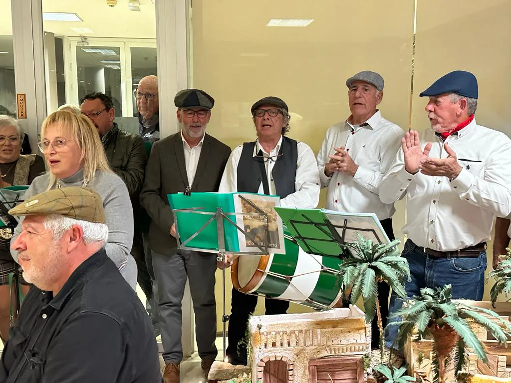 Multitudinaria inauguración del belén de la Asociación de mayores campello 2023 alcalde juanjo berenguer