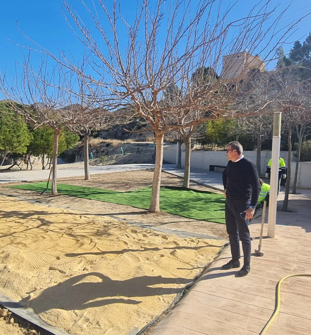 Busot realiza trabajos de mantenimiento en la zona de juegos de la Plaza de la Generalitat alejandro morant alcalde 2024