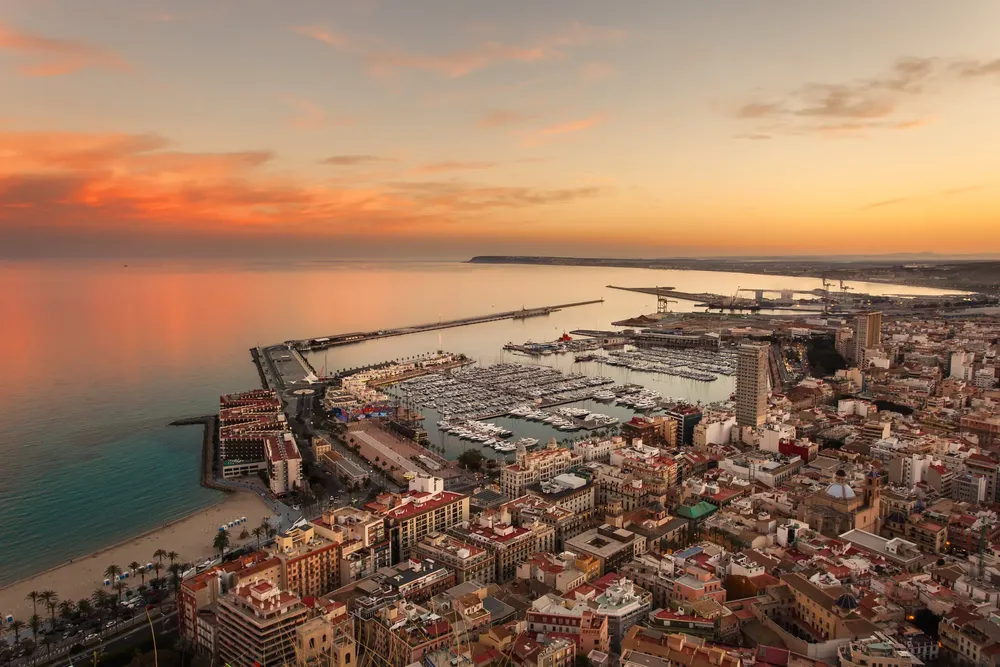 PUERTO DE ALICANTE AL ATARDECER 2021