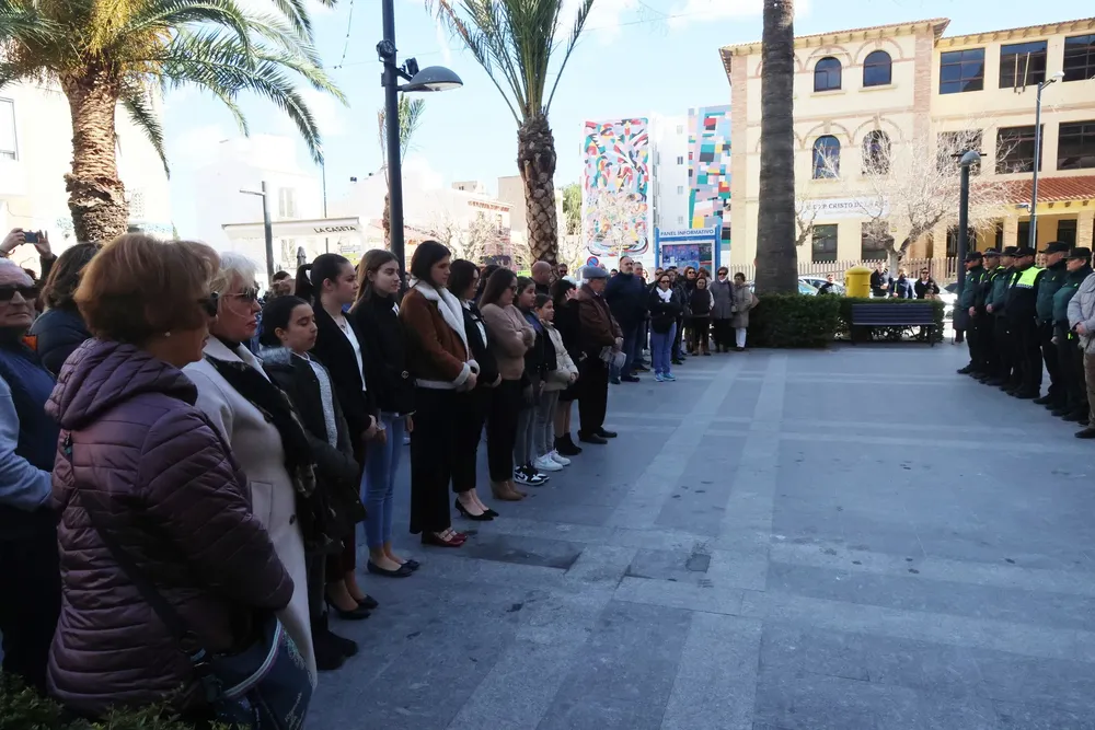 Sant Joan rinde un minuto de silencio por las víctimas del incendio de Valencia 2024 asoiaciones