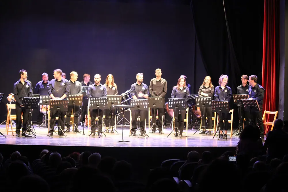 La Colla Larraix triunfa en la Casa de Cultura con su concierto de primavera 2024 campello
