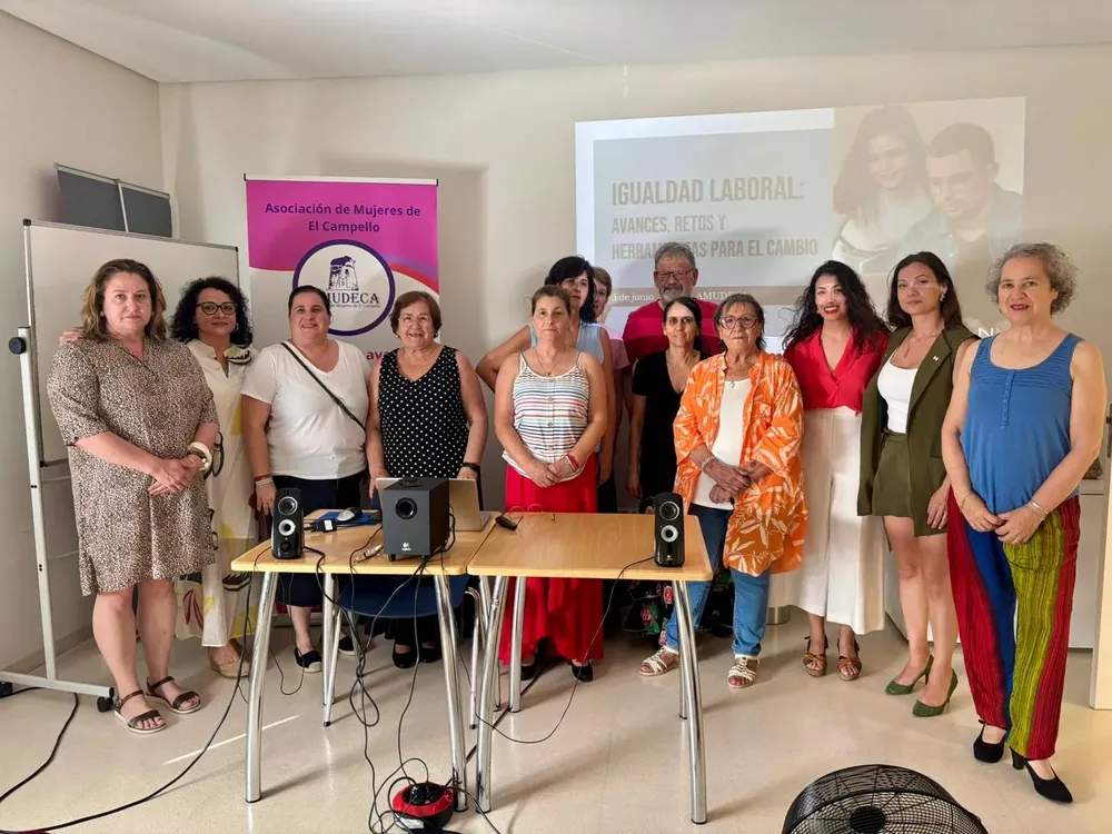 FOTO CHARLA MUJER Y EMPRESA CAMPELLO 2025