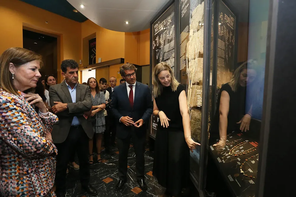 El MARQ expone las joyas funerarias halladas en la necrópolis bizantina del Cabezo del Molino de Rojales juan de dios navarro diputado cultura