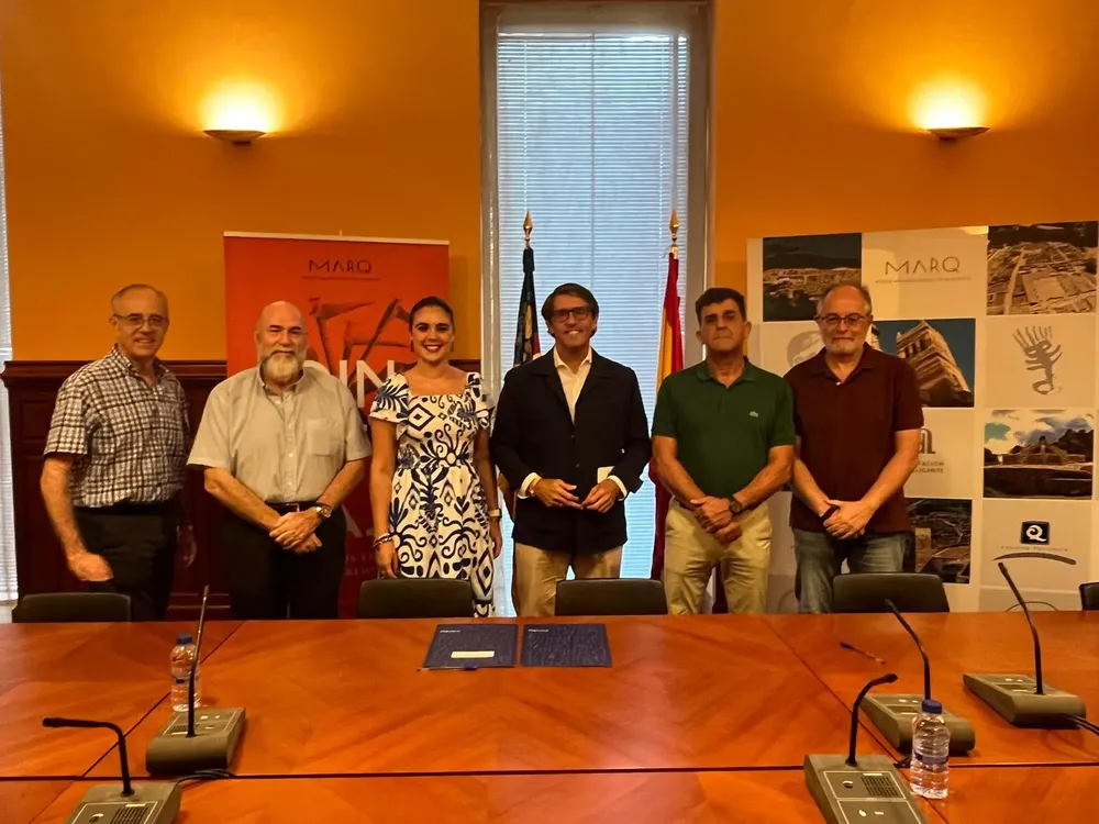 Firma-convenio-Torres-equipo