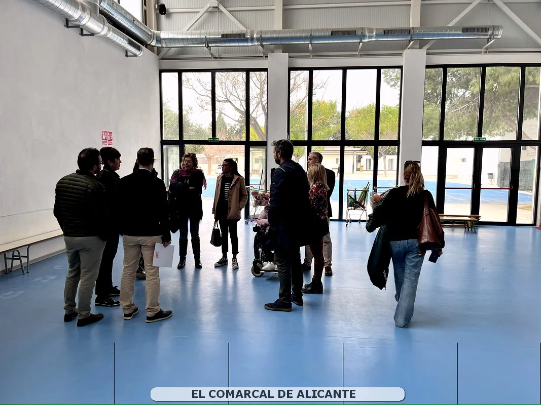 VISITA DIPUTADOS PSOE EN CORTS AL COLEGIO MANUEL ANTON (1)