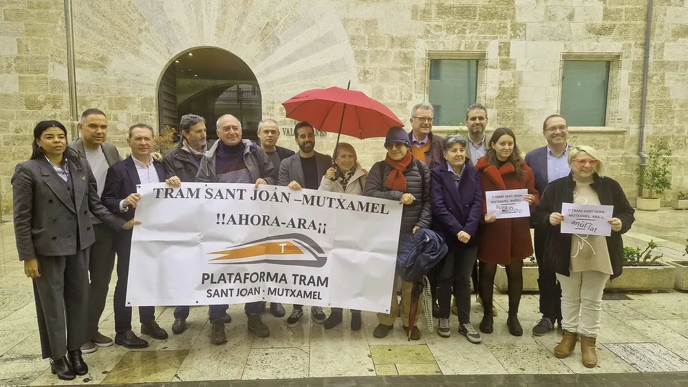 GRUPOS POLITICOS DE MUTXAMEL VIAJAN A VALENCIA PARA PEDIR EL TRAM 2025