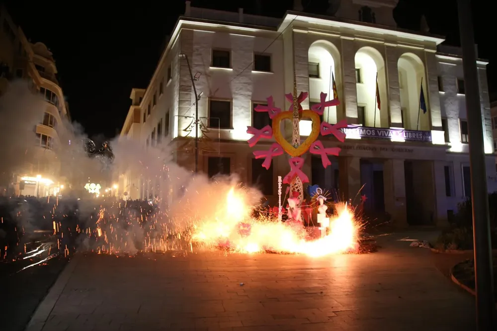 Las Hogueras se solidarizan contra el cáncer con la cremà de ‘Fogueres en Nadal’ 2023