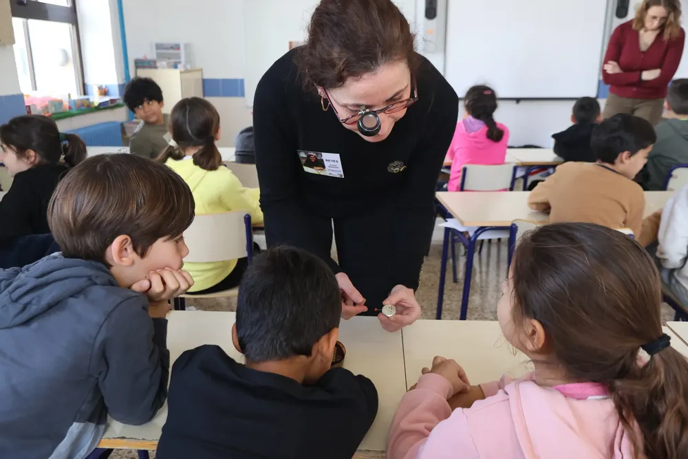 Actividades en los colegios de Sant Joan por el 8M 2024 aula alumnos