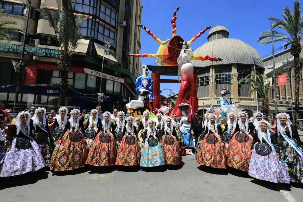 HOGUERA MERCADO CENTRAL ALICANTE 2022 ALCALDE LUIS BARCALA PP BELLEZAS Y DAMAS