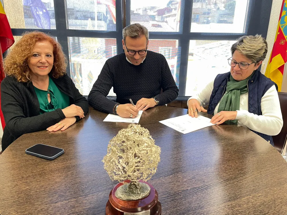 Busot firma el convenio de colaboración con la Presidenta de la cofradía del Santo Sepulcro 2024 alejandro morant alcalde