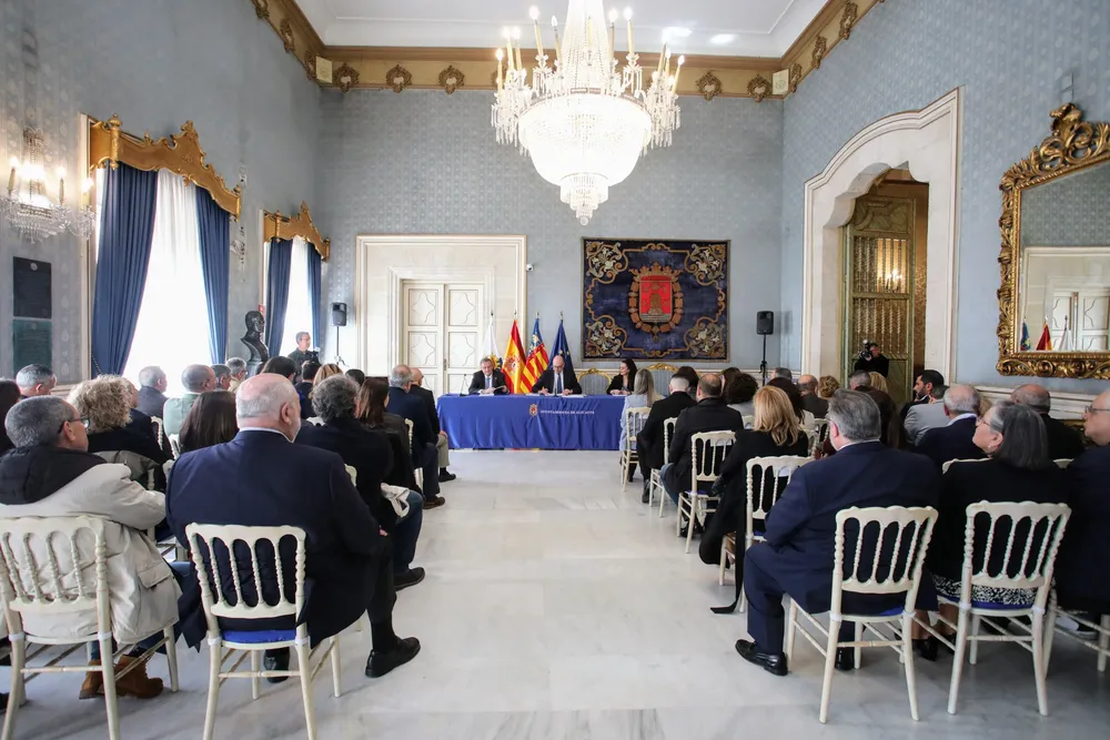 Alicante presenta una Revista de Semana Santa 2026 Ayuntamiento salon azul