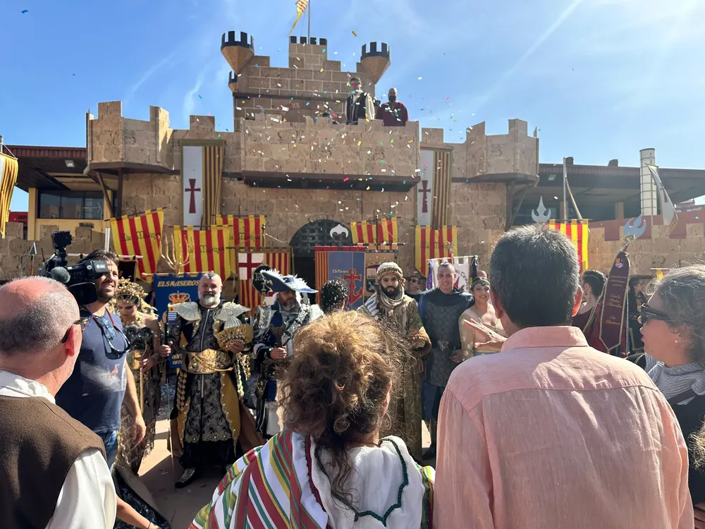 CARLOS MAZON PRESIDENTE DE LA GENERALITAT VALENCIANA VISITA CAMPELLO EN FIESTAS (10)