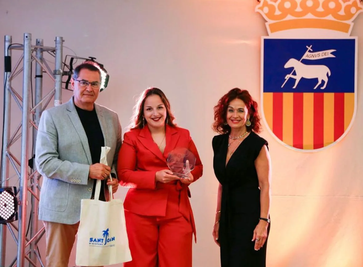 DEBORA NEUROSPORT PREMIO EMPRENDEDORA MAS JOVEN ENTREGA
