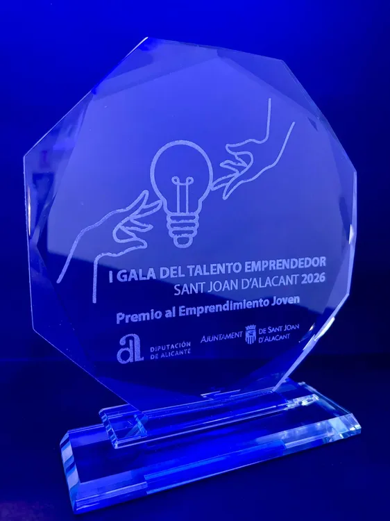 DEBORA NEUROSPORT PREMIO EMPRENDEDORA MAS JOVEN PREMIO