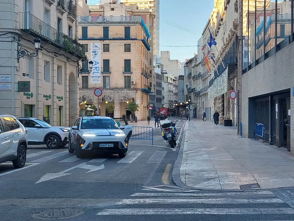 Señalización limitación de acceso a la Plaza del Ayuntamiento ALICANTE 2025