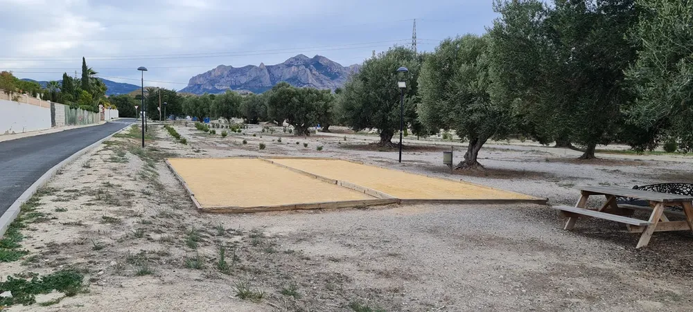 Busot realiza labores de adecuación de pistas de petanca  en el Llano de los Pastores 2024