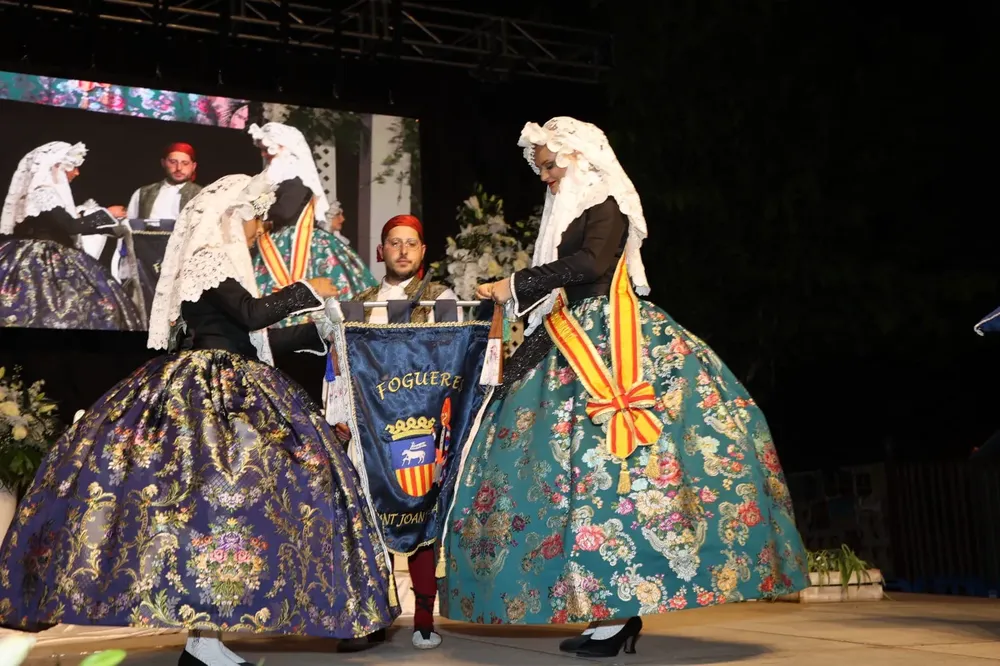 PROCLAMACION BELLEZAS Y DAMAS HOGUERAS SANT JOAN 2024 BELLEZAS Y DAMAS 2023 BANDERIN