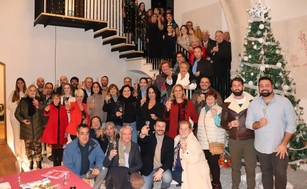 Las Reinas de las Fiestas de Sant Joan junto a sus damas asisten al brindis navideño en Torre Ansaldo 2023 David Aracil concejal colectivos san juan