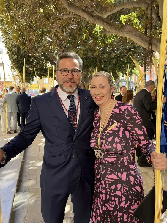 Alejandro Morant Alcalde de Busot abanderado de la Cofradía Cristo El Morenet de Alicante 2024