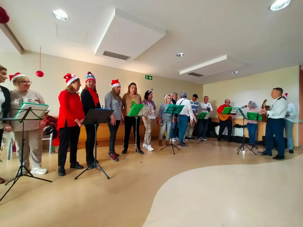 El coro rociero “Aguas vivas” de AMEC alegra la Navidad a los usuarios de la residencia Domus 2023 primer plano