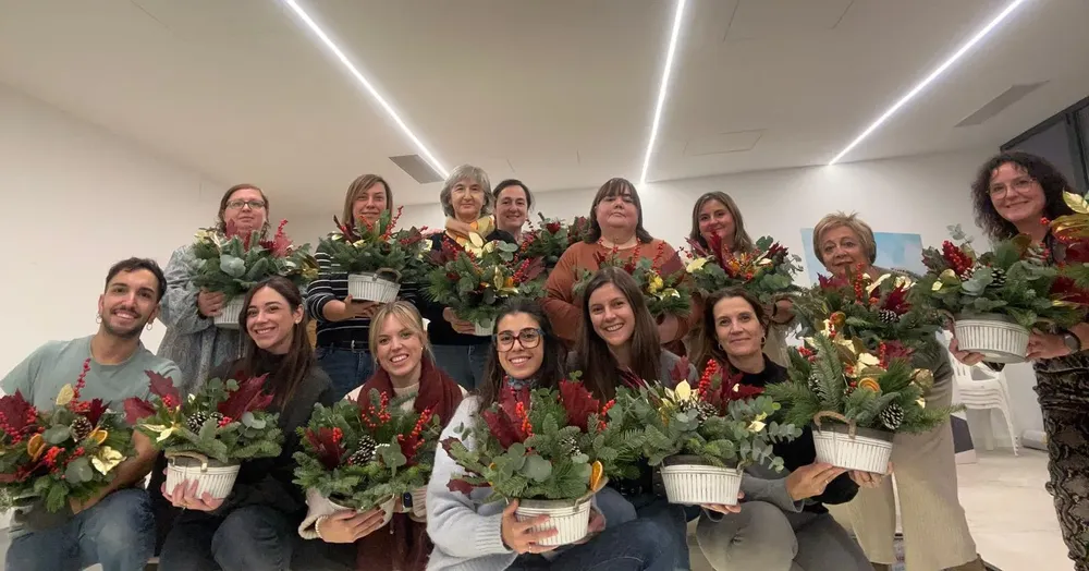 TALLER ADORNOS FLORALES NAVIDAD SAN JUAN 2025 GRUPO 2