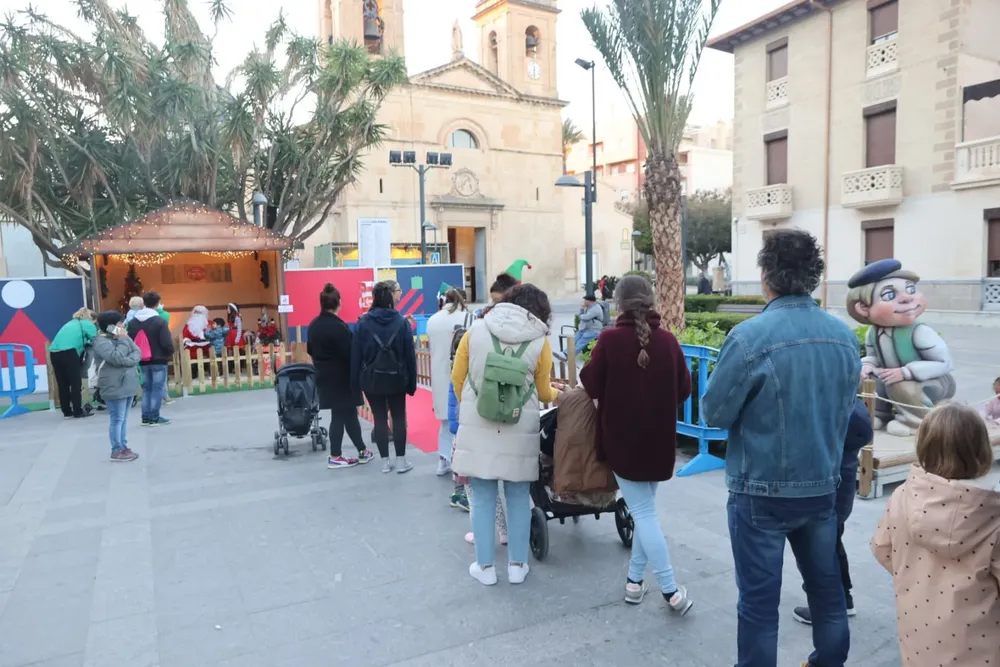 Papa Noel ya está en Sant Joan 2023 cola niños