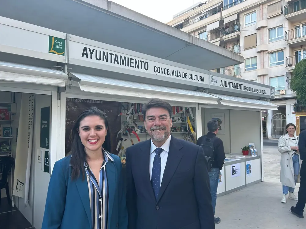 Feria del libro de Alicante La concejala de Cultura Nayma Beldjilali y el alcalde Luis Barcala 2024
