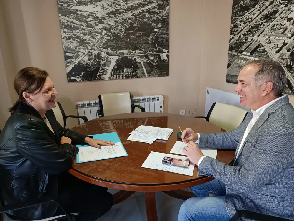 El alcalde de Sant Joan santi roman se reúne con la nueva presidenta de la Junta Mayor de Semana Santa rosa navarro 2024