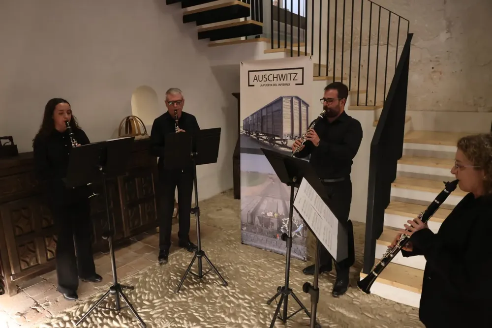 Exposición en Torre Ansaldo holocausto 2024 musica